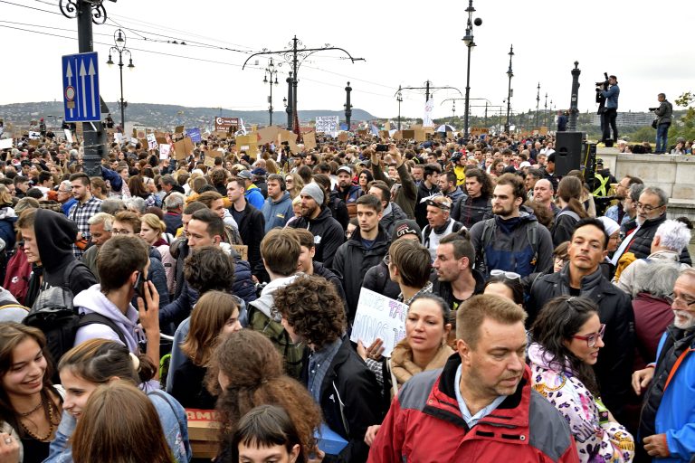 Megtelt a Kossuth tér tüntetőkkel