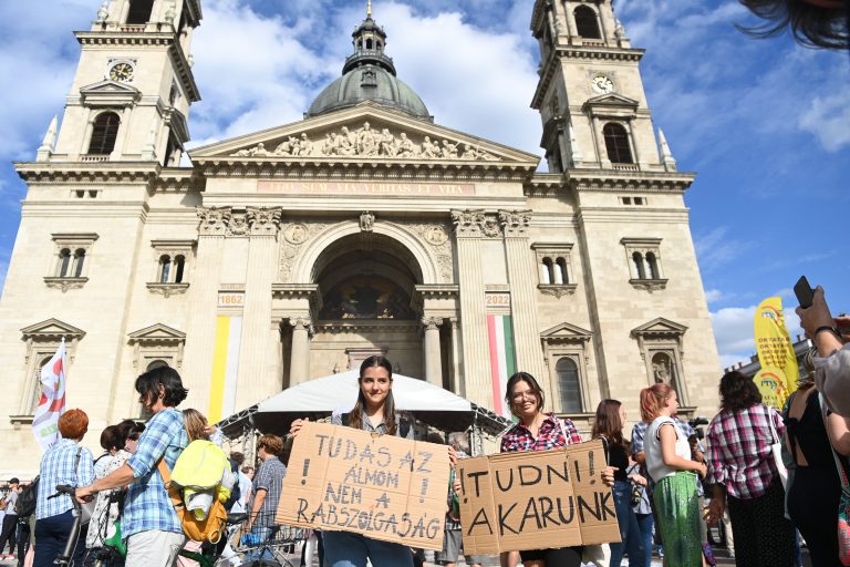 Pedagógustüntetés: több ezres menet indult a Kálvin térről