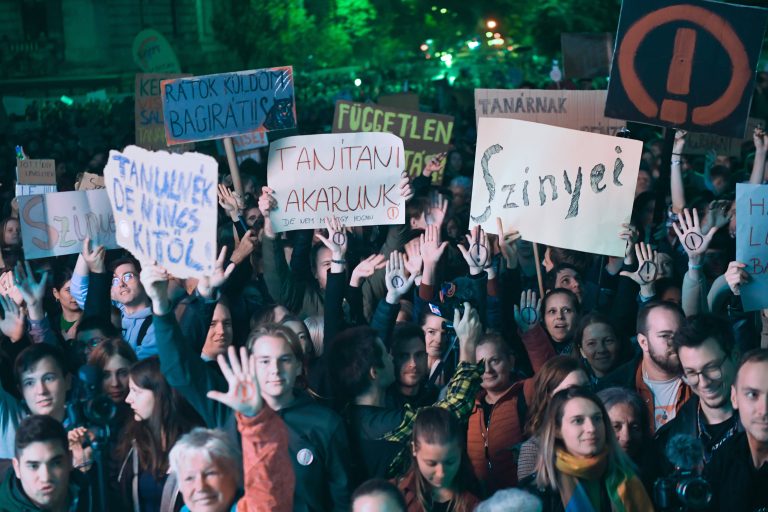 Pénteken Kispesten vonulnak a pedagógusokkal együtt tüntetők a tankerület elé 