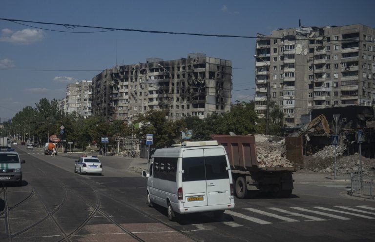 Akkora a halálozás Mariupolban, hogy óriási halottasházat nyitottak az oroszok