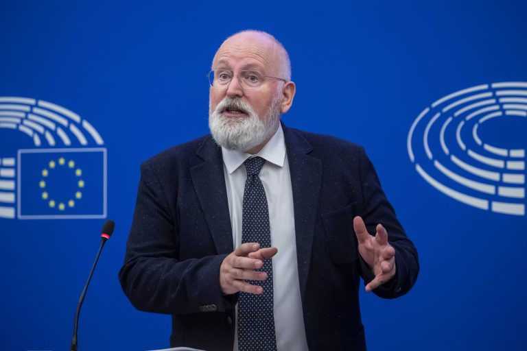 Timmermans: Szijjártó térden csúszik Putyin előtt 