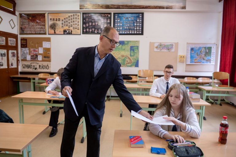 Hatalmas különbség van a tanároknak kifizetett túlórapénzek mértéke között