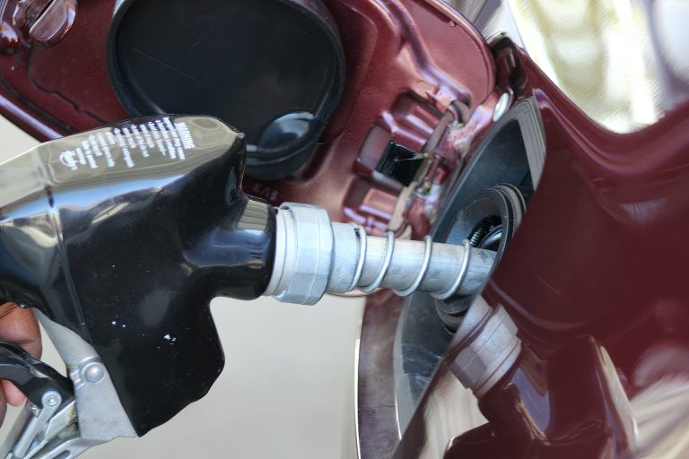 Remek hír a piaci áron tankolóknak: szerdától csökkennek a hazai üzemanyagárak