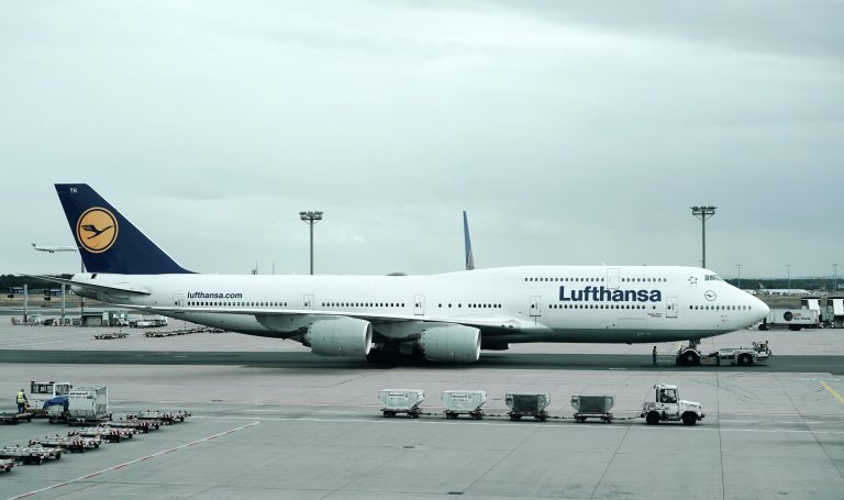 Holttestre bukkantak a Lufthansa egyik repülőjének futóművében egy repülőtéren
