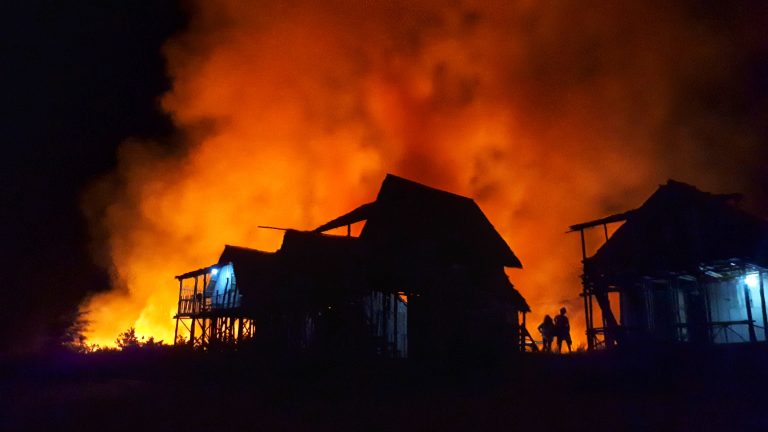 Hat gyermeket rántott magával öngyilkosságba egy pár, felgyújtották a házukat 