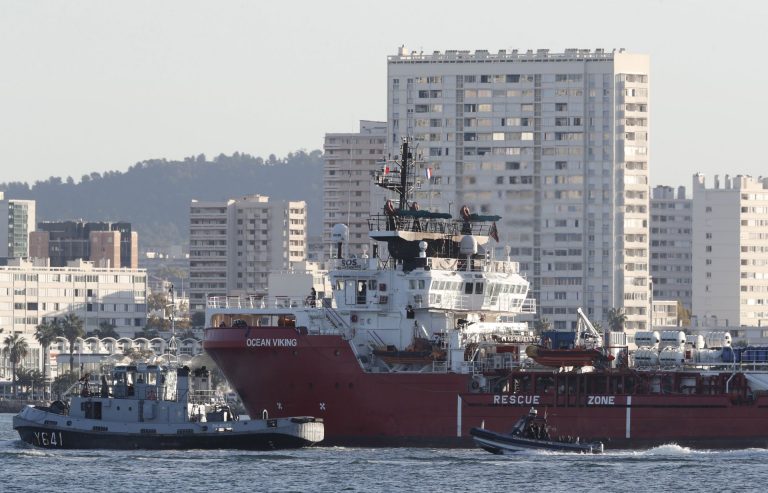 Kikötött a migránsokat szállító Ocean Viking egy dél-franciaországi hadikikötőben