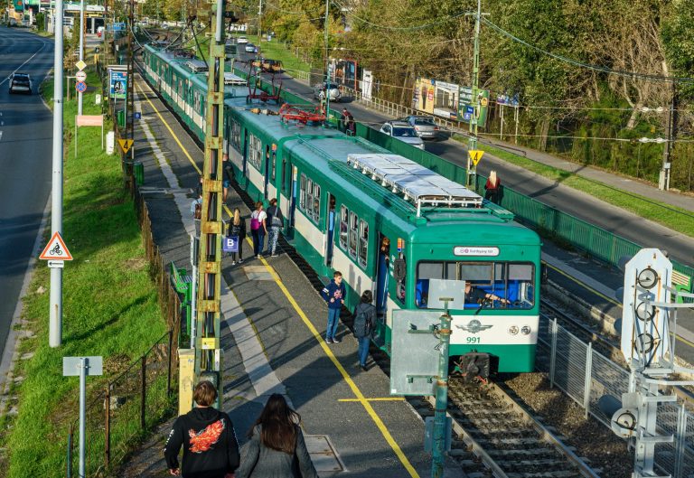 Letartóztatták a férfit, aki többször végzett önkielégítést a gödöllői HÉV-en