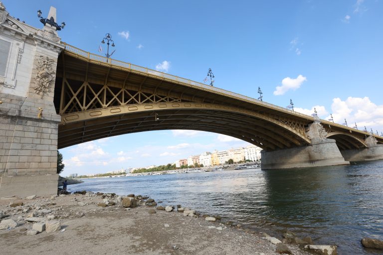 Életét kockáztatva mentett meg egy külföldi nőt a Margit hídon egy magyar rendőr