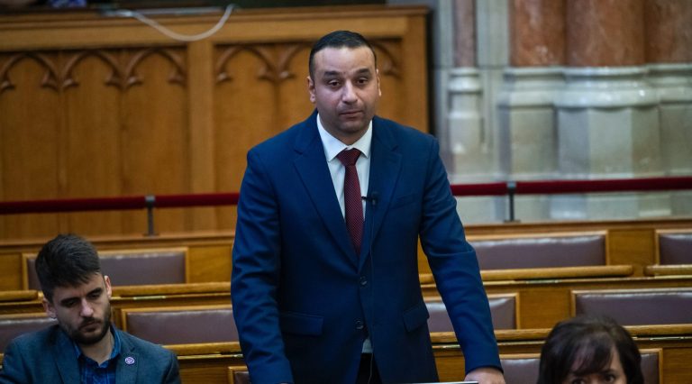 Fidesz-csodáról és Kánaánról beszél a Momentum a parlamentben
