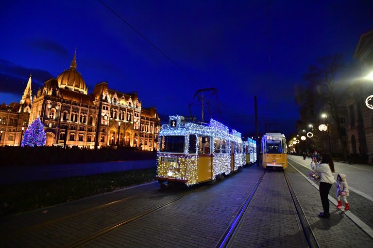 Indul az adventi villamos Budapesten