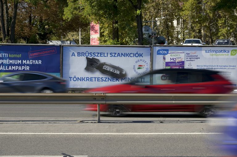 Bűncselekménynek ítélte egy bíróság a kormányzati plakátok átragasztását