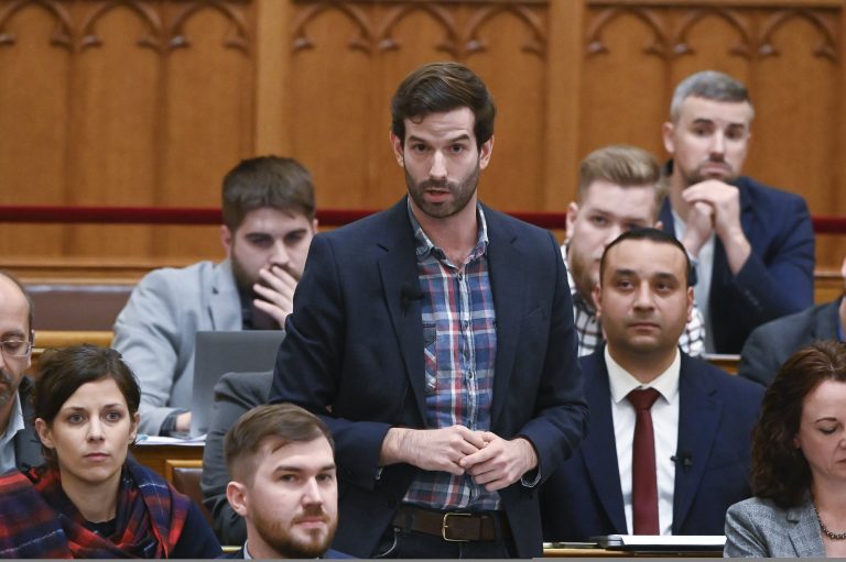 Fideszes bomba: a Momentum aktivistái éjszaka nekiestek a kormányplakátoknak 