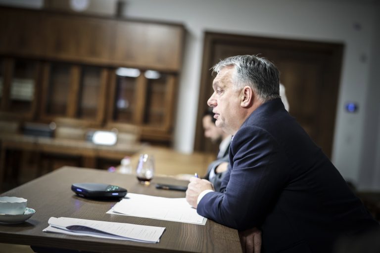 Fotókon Orbán Viktor adventi vásárlása