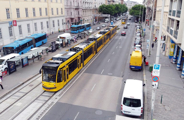 Verekedés tört ki a 4-6-oson, megtámadták a villamosvezetőt és egy utast