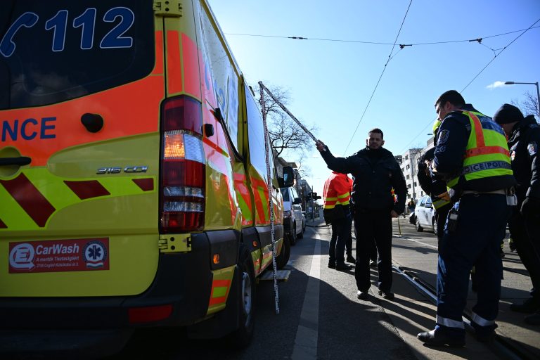 Leütötte a fiához kiérkező mentőst egy nógrádi férfi