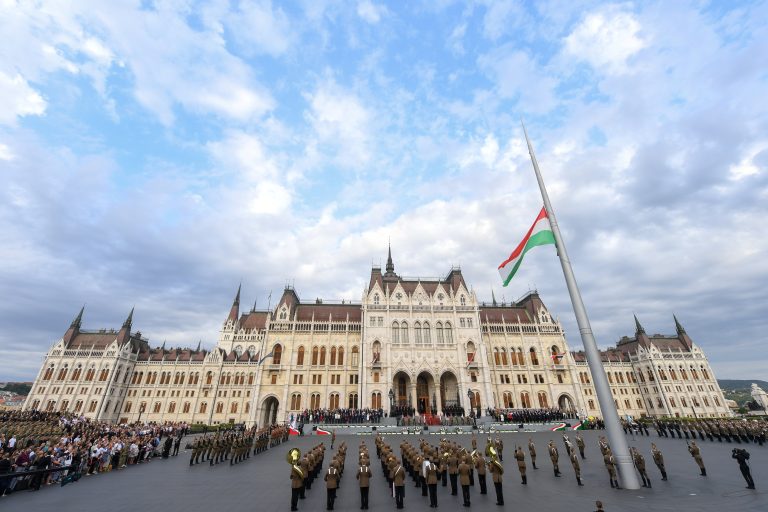 Ráférne egy felújítás az Országház energetikai rendszerére