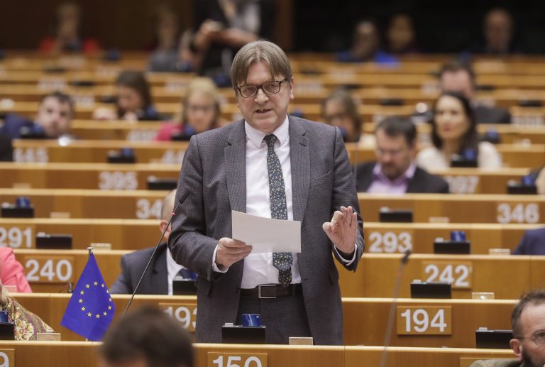 Deutsch Tamás: Guy Verhofstadtnak a magánlakása felújításáról kellene beszélnie