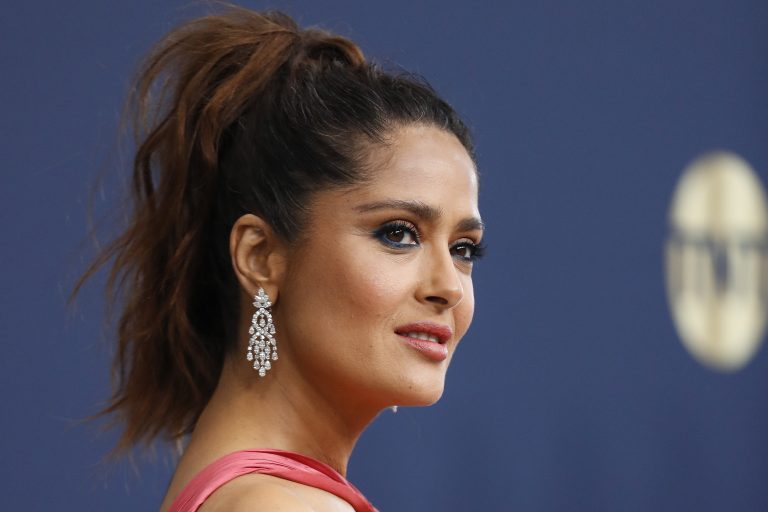 Salma Hayek hihetetlenül látványos dekoltázst villantott