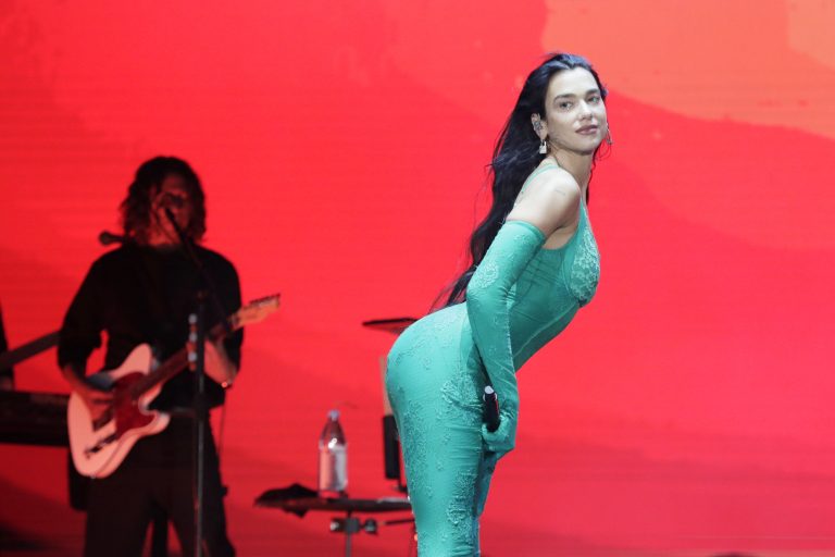 Dua Lipa nagyon közelről mutatta meg szexi dekoltázsát