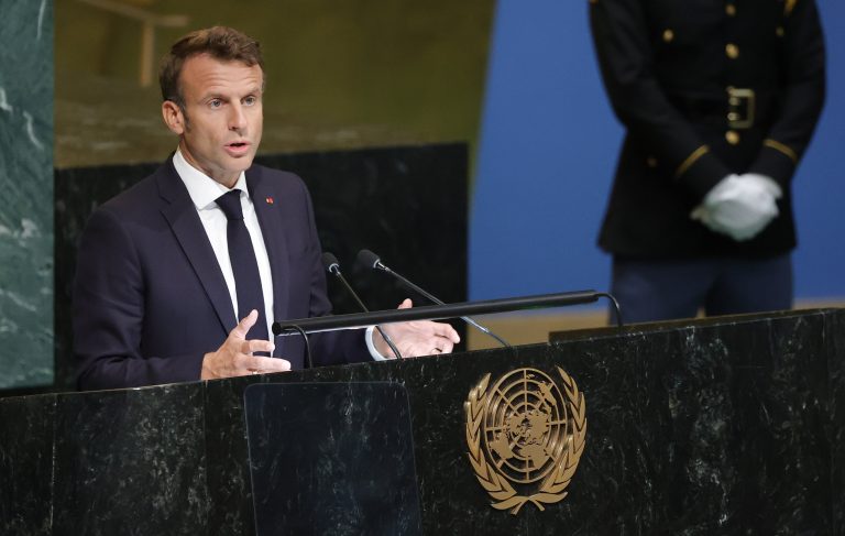 Macron: a párizsi bűncselekmények legalább felét „külföldiek” követik el