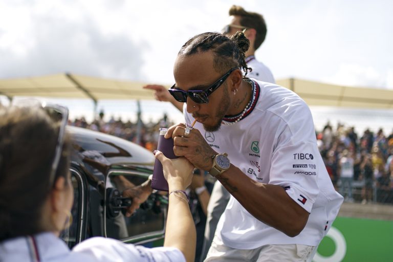 Ilyen pengén szörfözik Lewis Hamilton (videó)