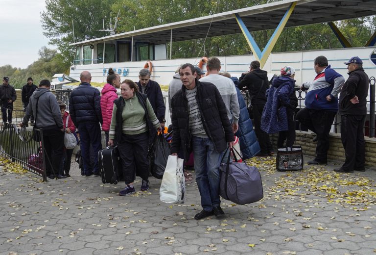 Tömegével evakuálják az embereket Herszonból