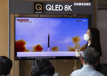 Legalább 10 rakétát lőtt ki Észak-Korea szerdán, légiriadót fújt Dél-Korea
