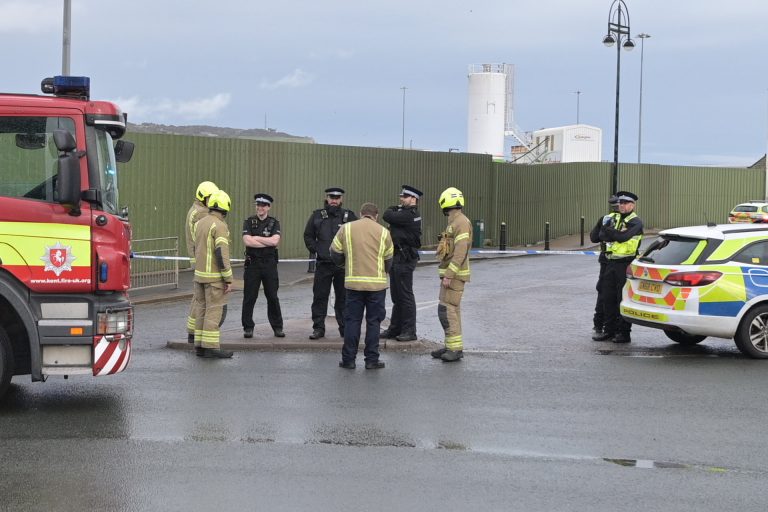 A brit terrorelhárítás folytatja a doveri bevándorlási hivatali támadás vizsgálatát