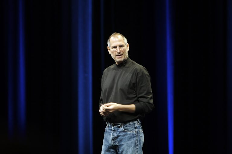 Steve Jobs kopott szandálja 86 millió forintért kelt el egy aukción