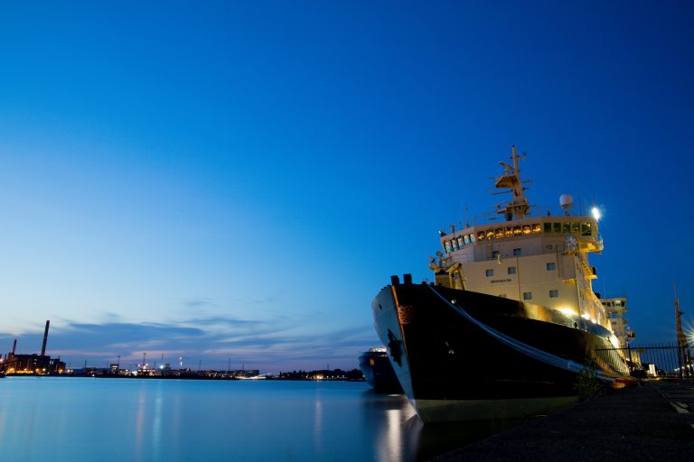 Több száz koronavírusos utassal kötött ki egy hajó Sydneyben