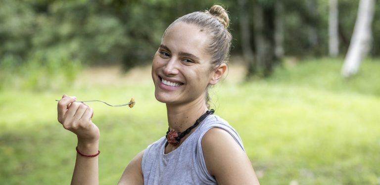 Alig takarja valami a szuper-szexi Molnár Nini formás kebleit