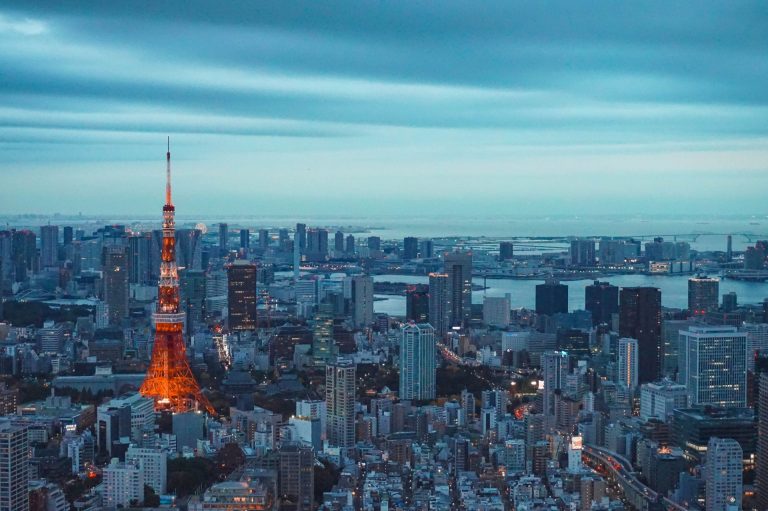 Japán 2,8 millió forintot kínál a családoknak gyermekenként, ha elhagyják Tokiót