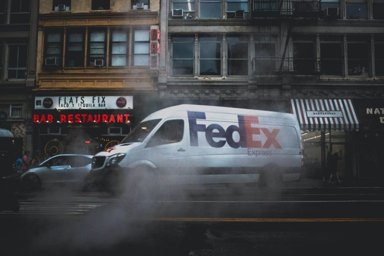 Elütött egy kislányt, majd megfojtotta a furgonban egy FedEx futár