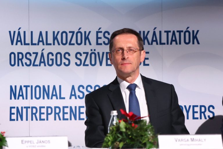 Varga Mihály sérelmezi az EU halasztását az uniós pénzekről való döntés kapcsán