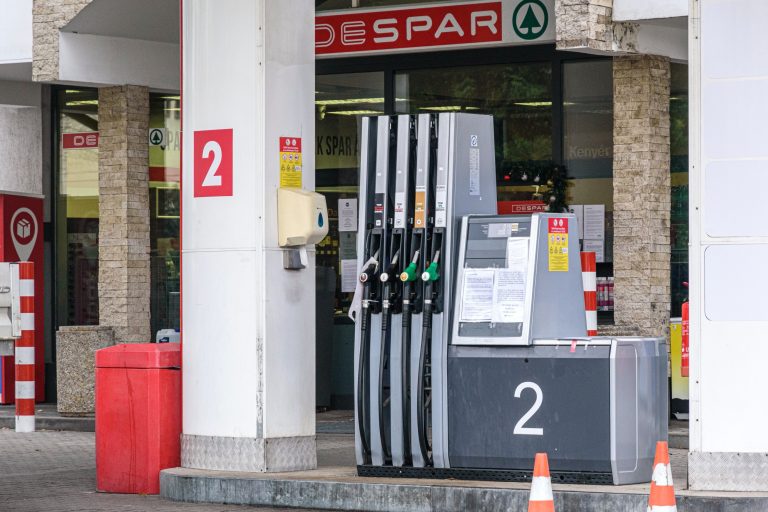 Vizsgálódik a rendőrség a benzinpánik miatt, Tényi István tett bejelentést