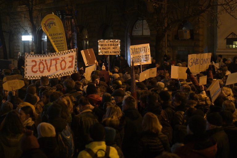 Óbuda: kockás inggel, ülősztrájkkal és munkabeszüntetéssel tiltakoznak egy iskolában