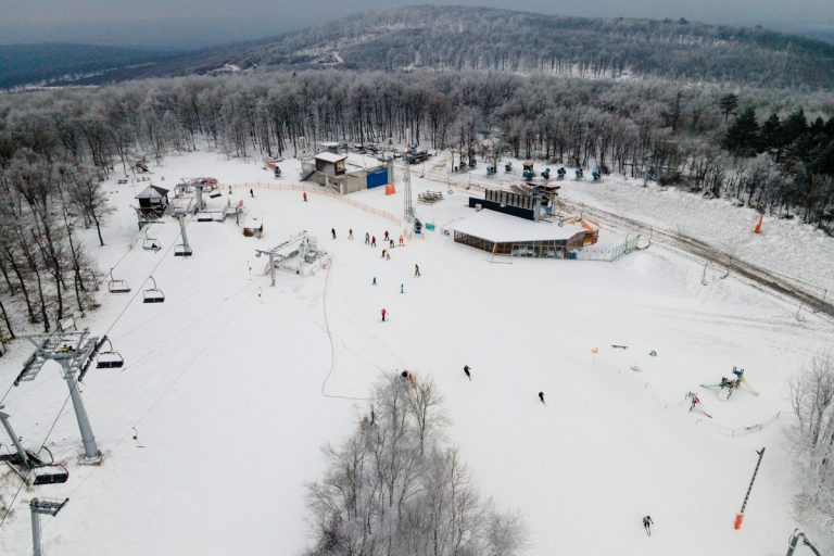 Mesebeli táj és 70 centis hó fogadja az Eplénybe látogató síelőket