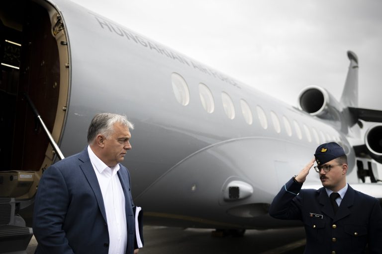 Orbán Viktor már Brüsszelben van, fontos tárgyalások előtt áll