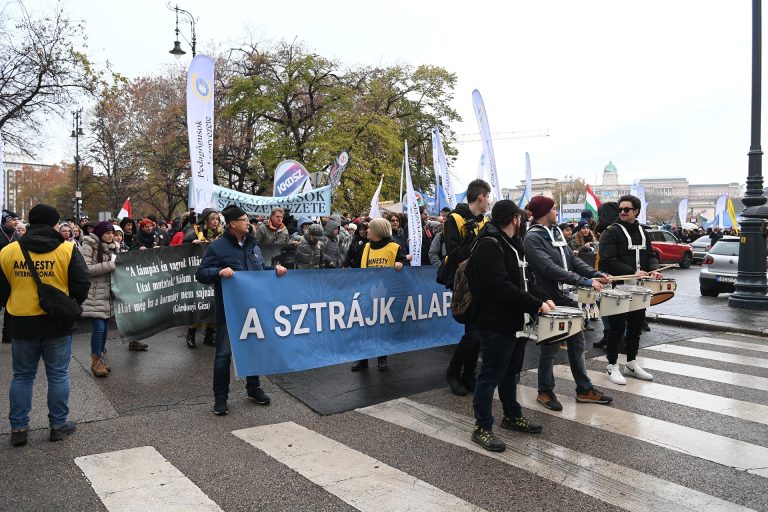 A kirúgott tanárok visszavételét kéri az MSZP