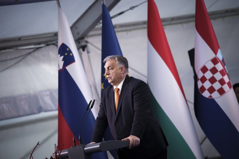 Bajor közmédia: Orbán Viktor sosem lett volna ennyire erős az EU-s pénzek nélkül