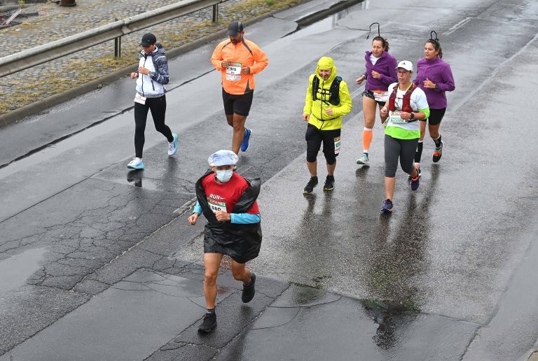 Forgalomkorlátozások lépnek érvénybe Budapesten a Mikulásfutás miatt