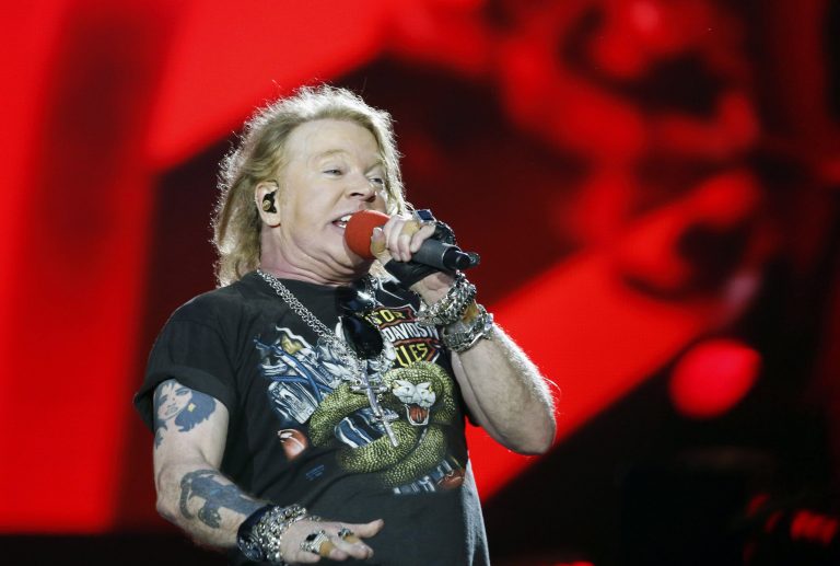 Axl Rose nem dobál többé mikrofont a közönségbe