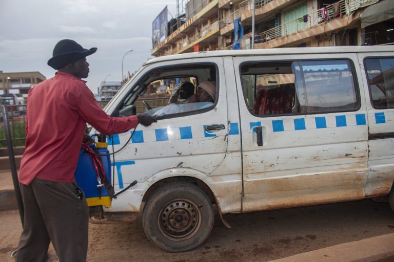 Sikeres volt a kéthónapos zárlat, megfékezték az ebola-járványt Ugandában