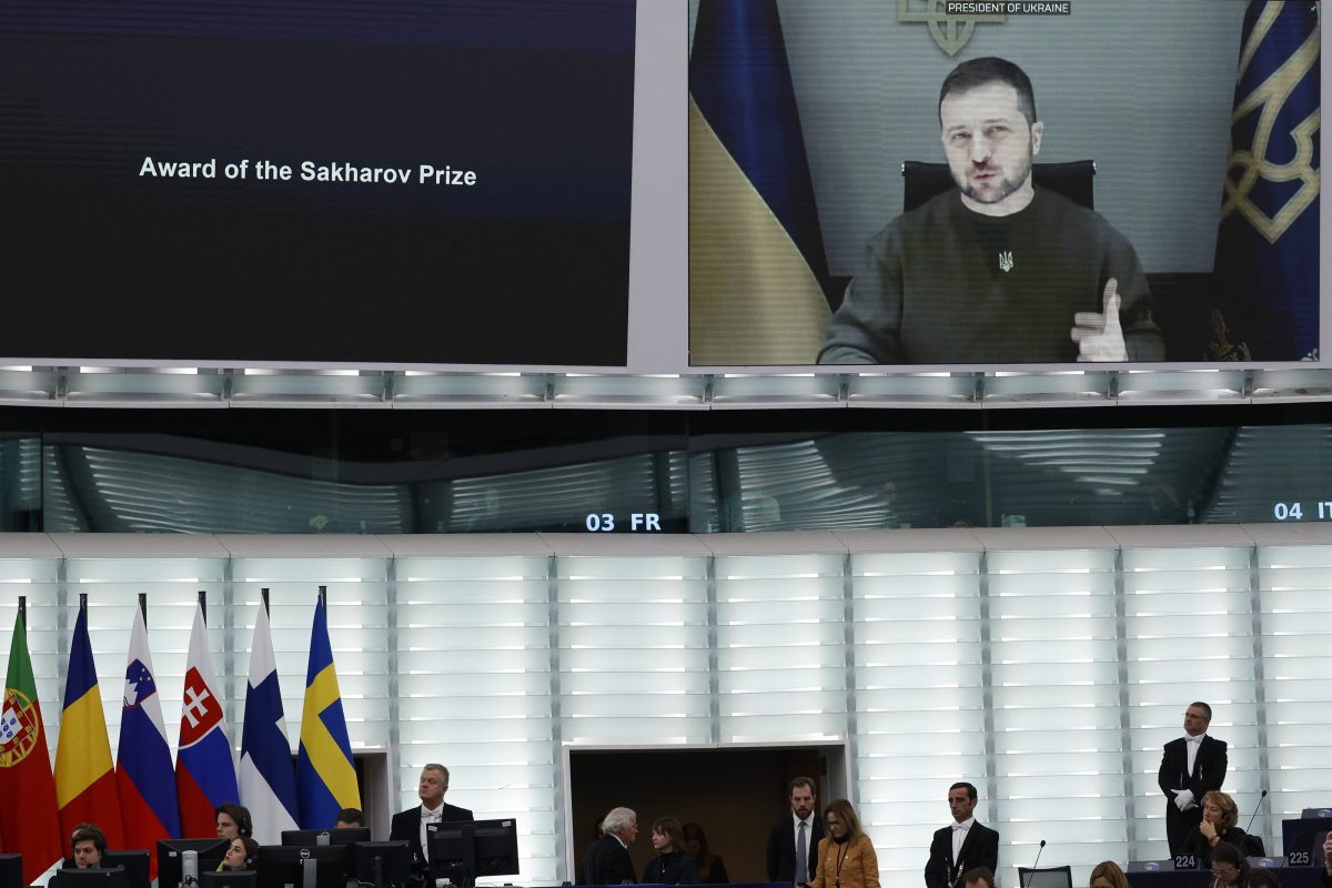 Az ukrán elnök szerint a következő 6 hónap döntő lehet a háborúban