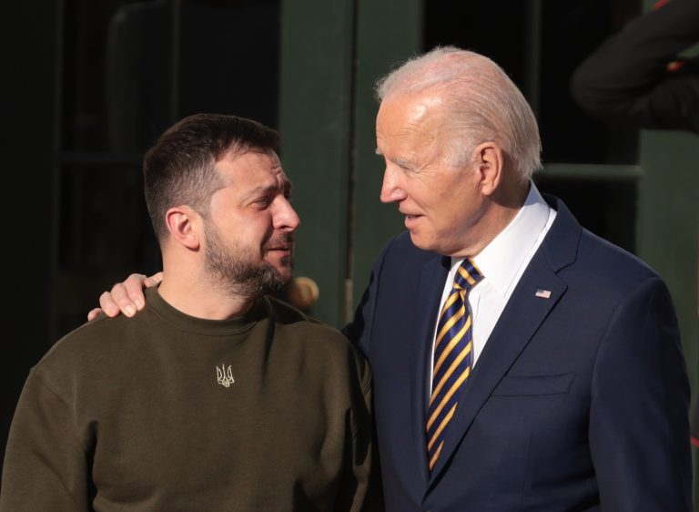 Videón Zelenszkij megérkezése a Fehér Házba, ahol Joe Biden fogadta