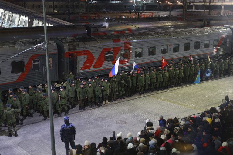 Ingyen telkeket adhat Putyin az érdemeket szerző katonák és elesett családjaik között