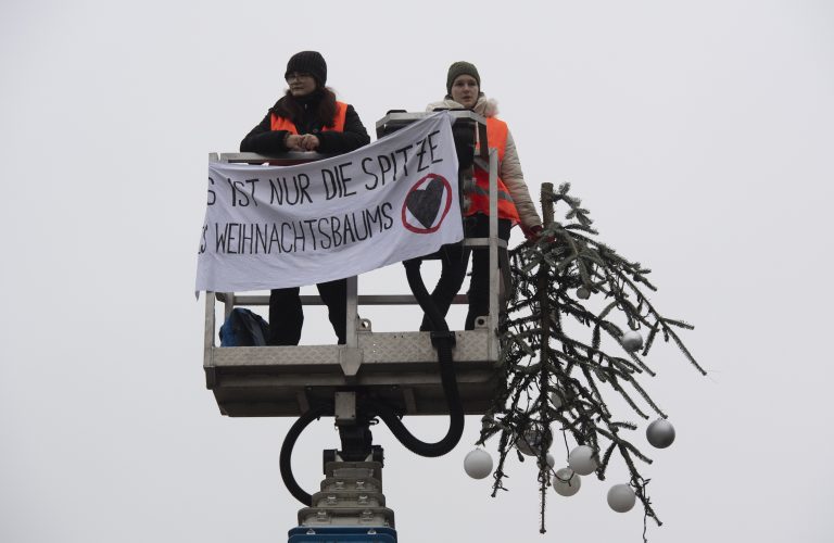 Klímavédelmi aktivisták vágták le Berlin karácsonyfájának tetejét