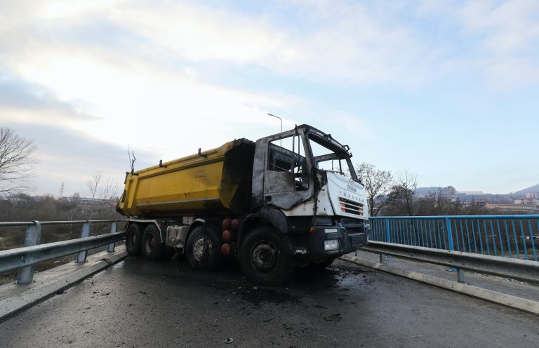 Lebontották az észak-koszovói kamion-barikádokat, újraindult a forgalom 