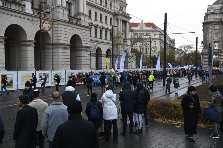 Pénteken 700 tanár döntött a munkabeszüntetés mellett