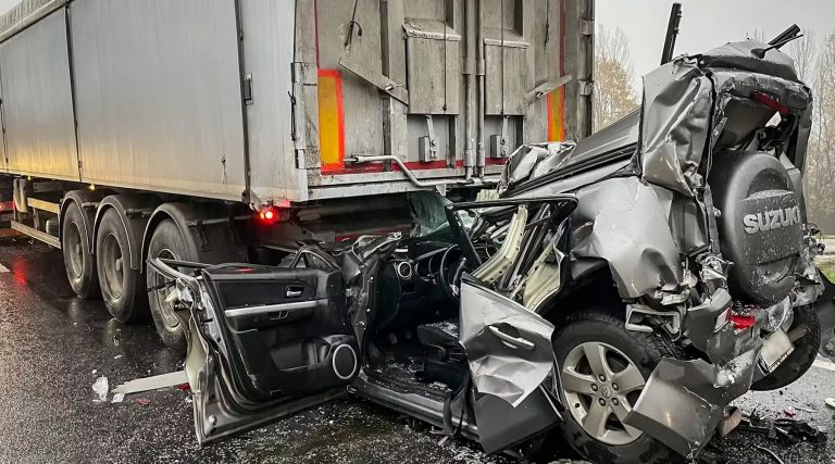 Túlélte a túlélhetetlent – balesetéről beszélt a 4-esen kamionok közé szorult nő